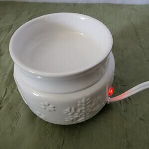 Yankee Candle White 'SNOWFLAKE' Ceramic Electric Candle Tart Wax Warmer - NIB
